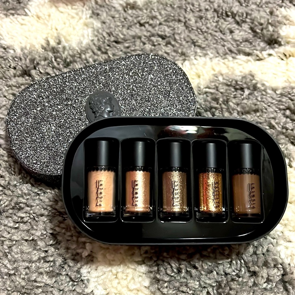 MAC Cosmetics Pigments